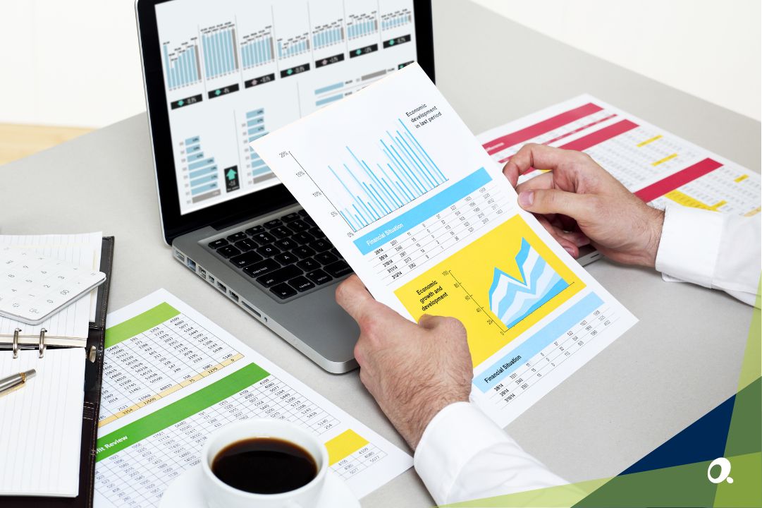 Diagram showing the key benefits of financial software, including automation and real-time reporting