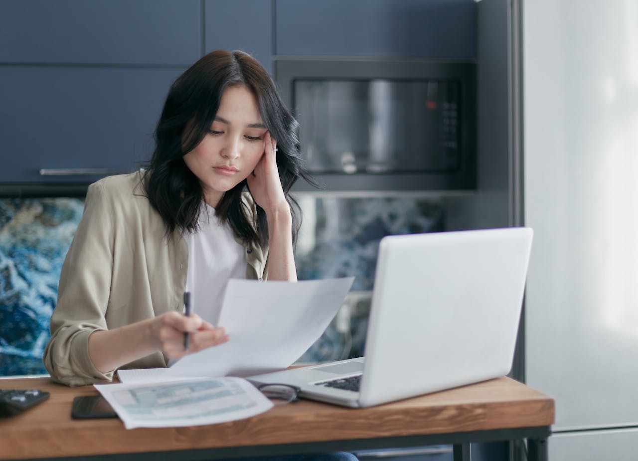 Woman sitting in front of a laptop